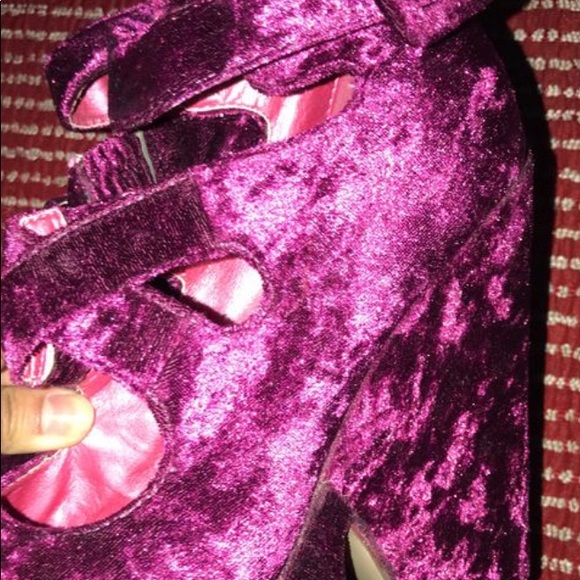 Vintage Y2K style velvet platform heels - Picture 2 of 3